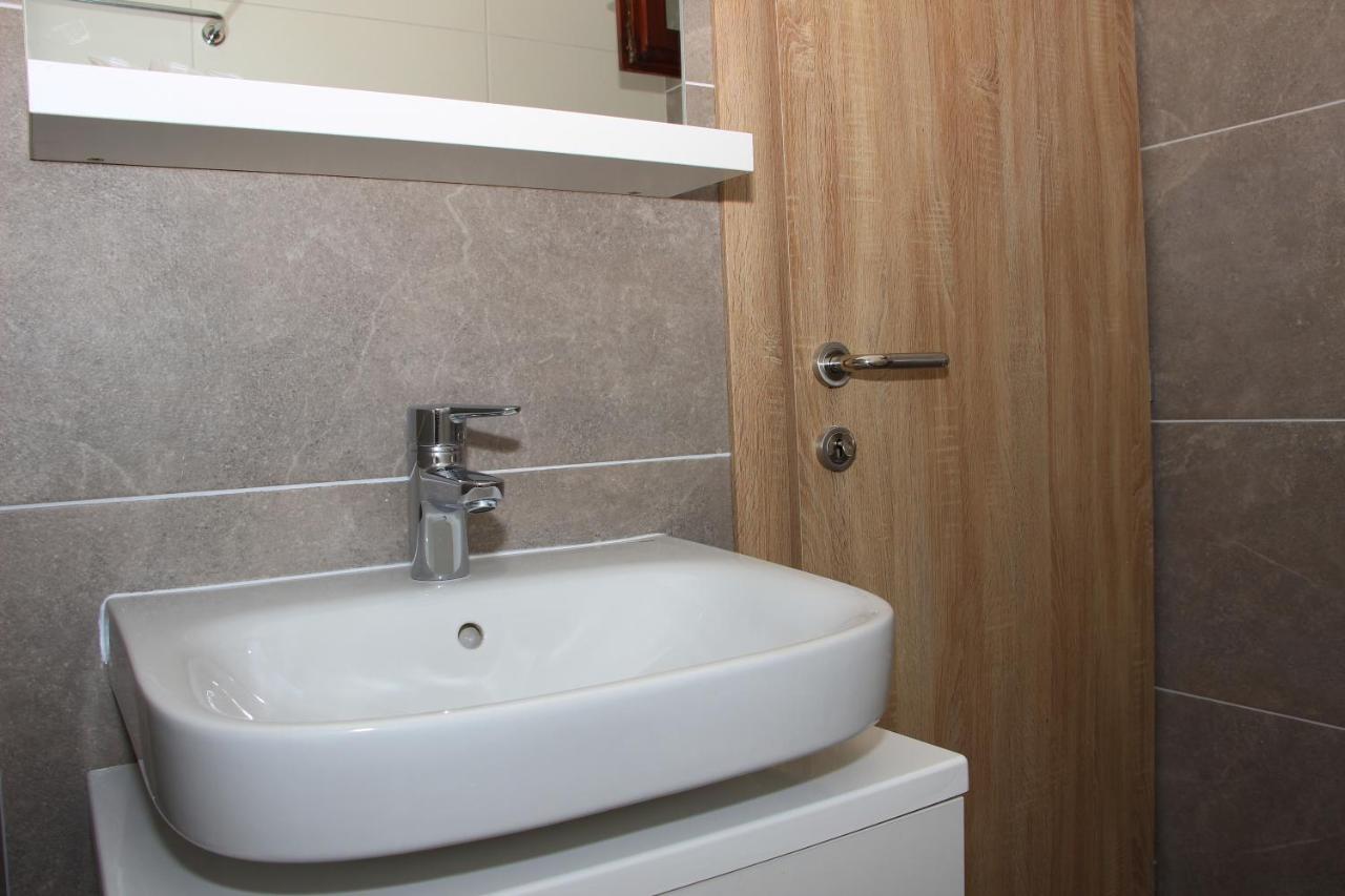Apartments Jezera Lovisca Екстер'єр фото