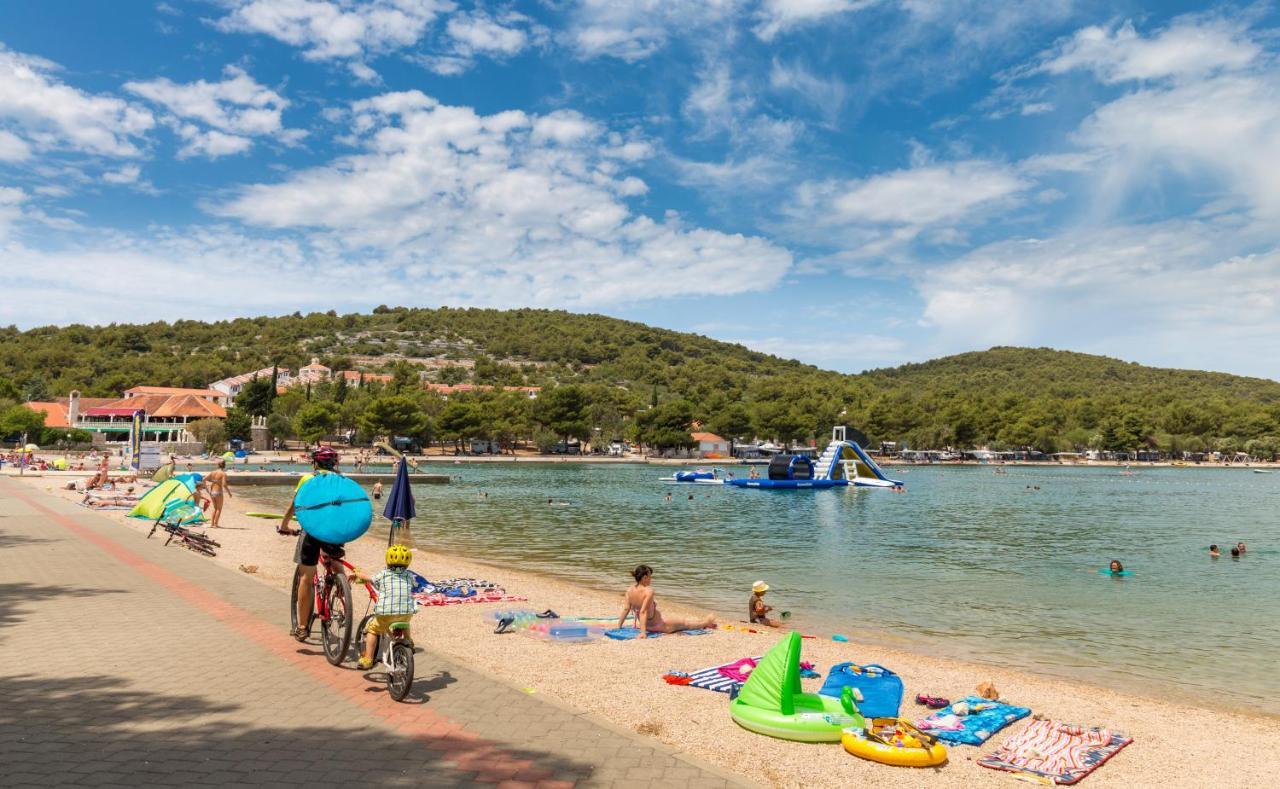 Apartments Jezera Lovisca Екстер'єр фото