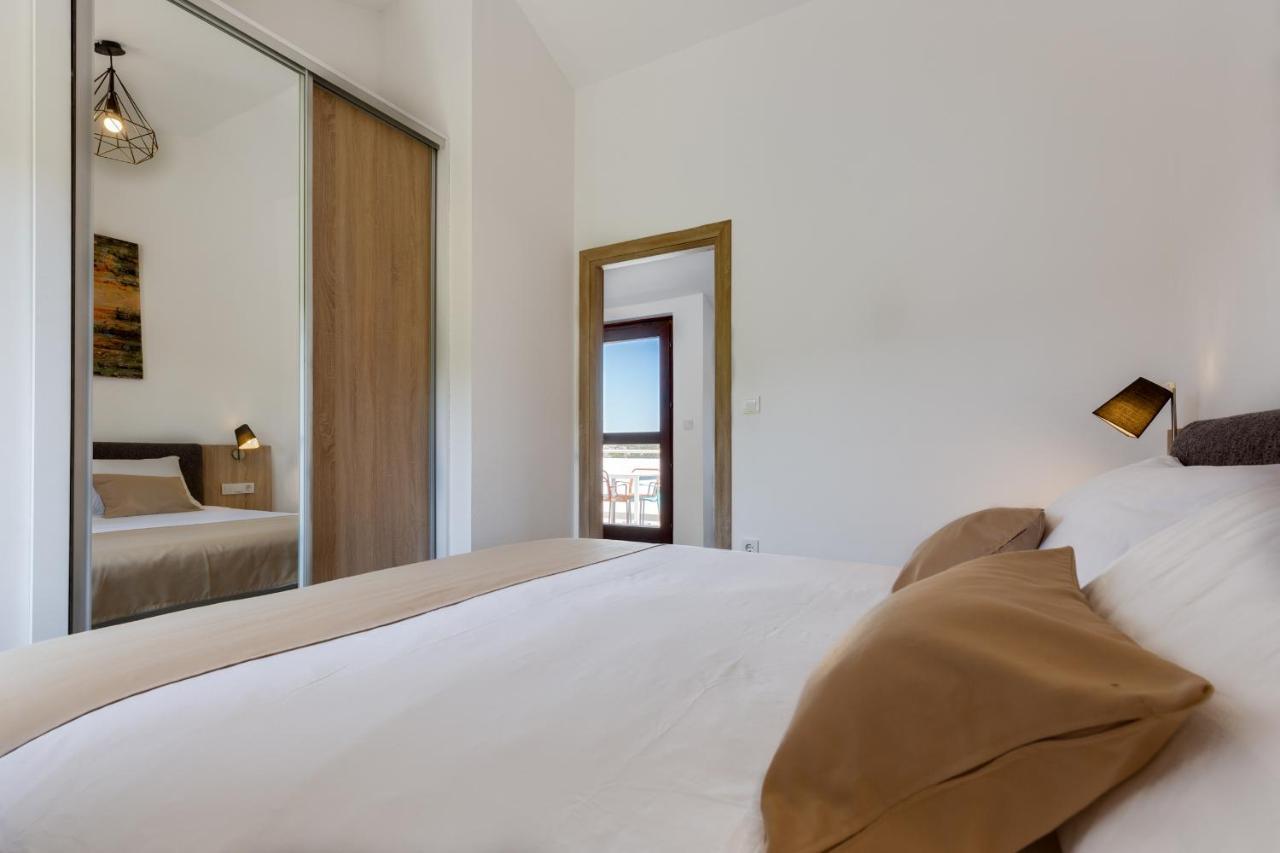 Apartments Jezera Lovisca Екстер'єр фото