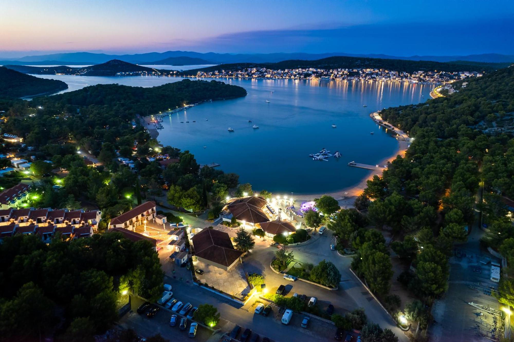 Apartments Jezera Lovisca Екстер'єр фото